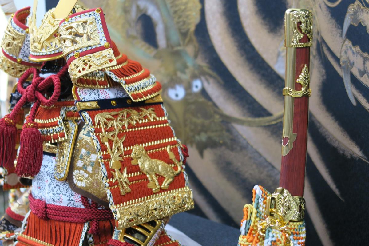 五月人形・鎧飾り・兜飾り－竹虎之大鎧と竹雀之兜ー甲冑師 大越忠保 編