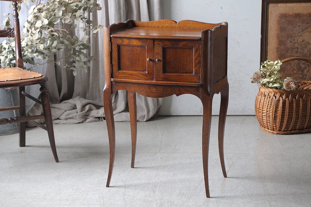 華奢な足が可愛いシュベ（ベッドサイドテーブル）奥行き31cm フランス