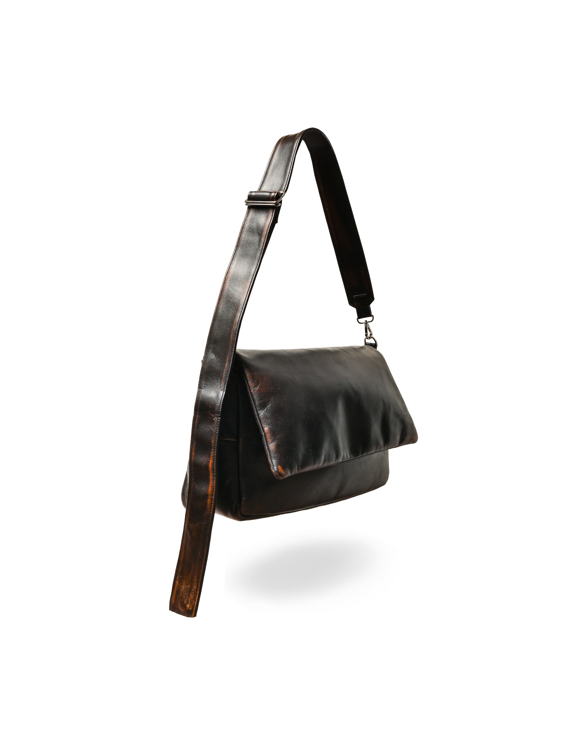 VINTAGE LEATHER PADDED FLAP HOLIDAY BAG (BROWN)