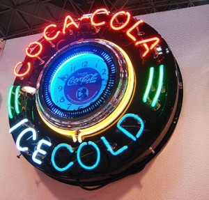 壁掛け時計レビュー「コカ・コーラブランドのビックネオンサイン