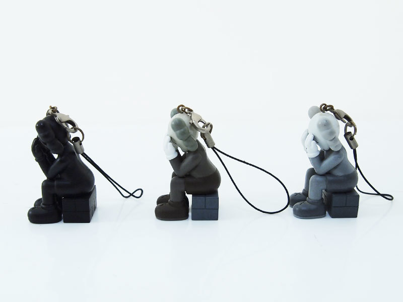 KAWS OriginalFake × MEDICOM TOY 'PASSING THROUGH KEYHOLDER'カウズ