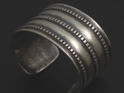 オーダーバングル ジェシー・ロビンズ作 《 チゼルワーク / コイン