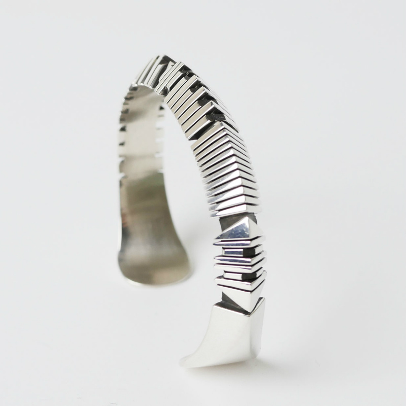 136mm アイゼアオルティス トライアングル バングル｜マライカ公式通販