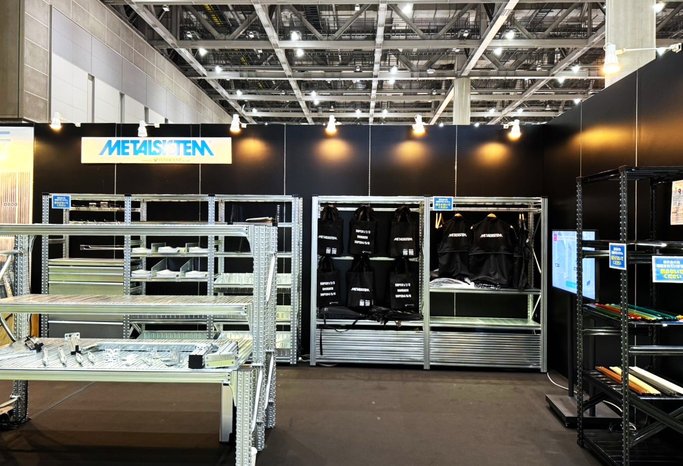 シンプルで機能的！空間を整えるメタルシステムのスチールラック