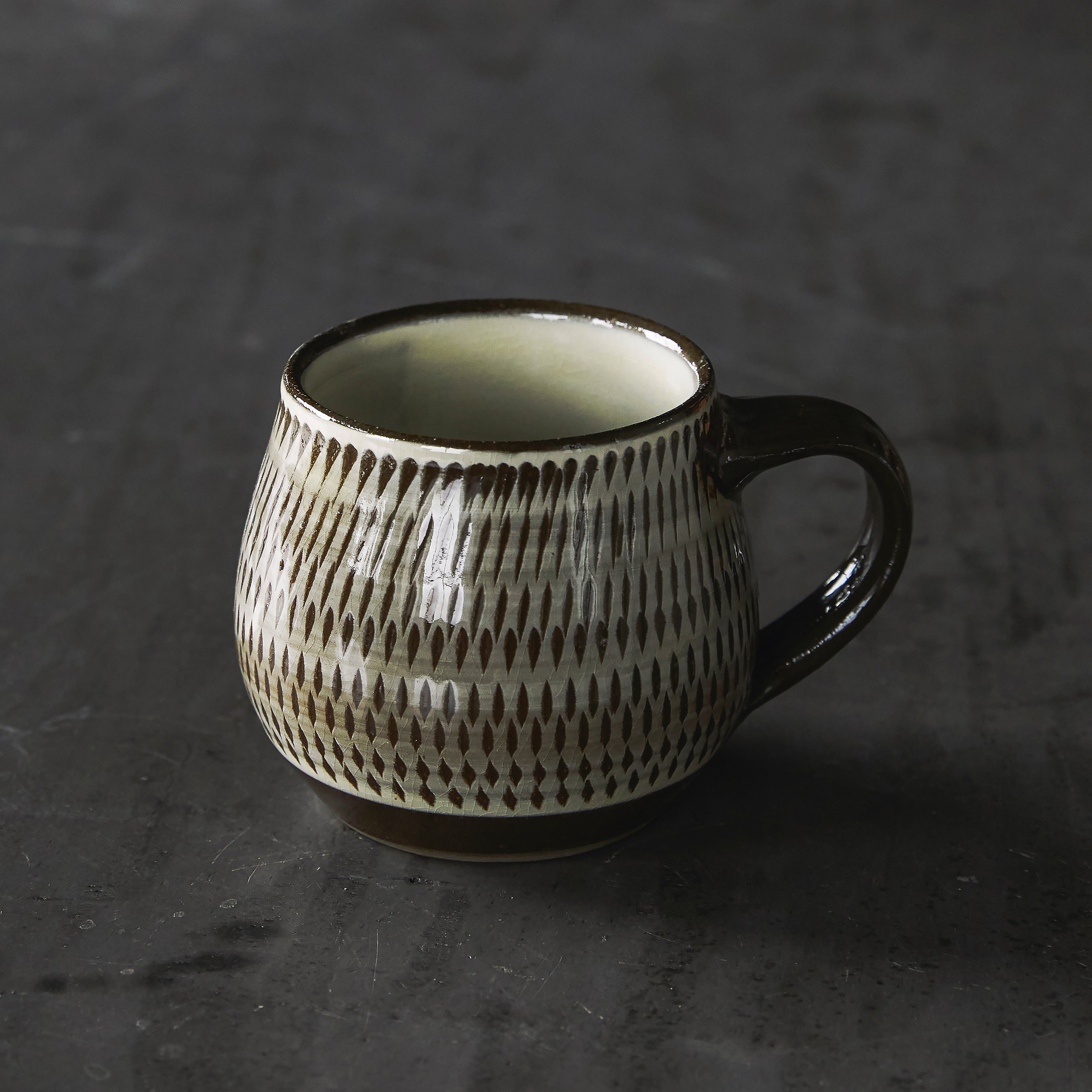 小鹿田焼（坂本拓磨）マグ 白 飛びかんな – IEGNIM