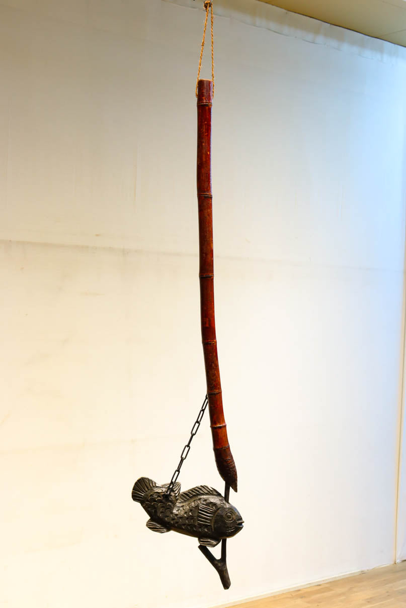 魚の横木と朱の竹支柱で華のある自在鉤 DC5779 – 古福庵 [ KOFUKUAN