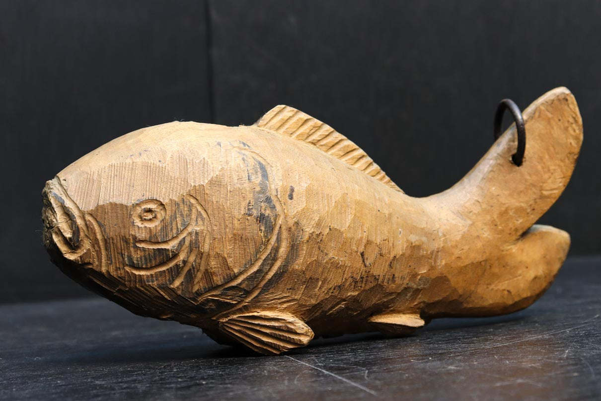 最小限の彫り込みで魚を模した自在鉤の横木 DC6052 – 古福庵