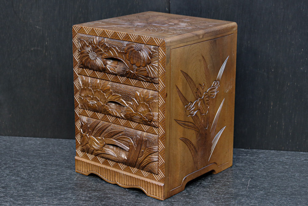 多種多様な花が美しく描かれた日光彫の小引き出し DC8114 – 古福庵