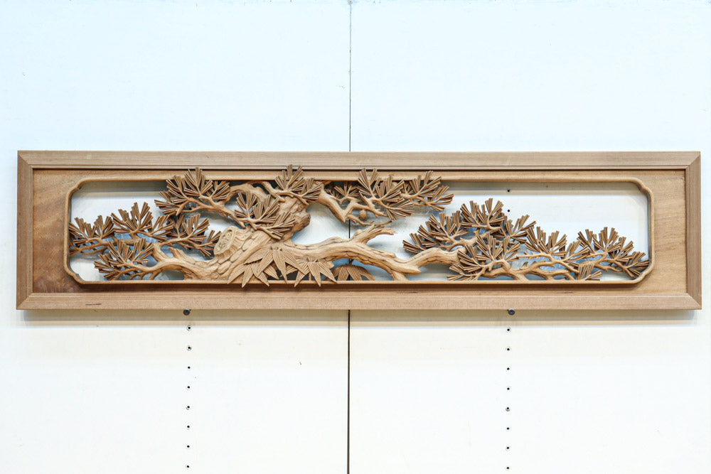 どっしりと貫禄ある松の彫刻を描く深彫り彫刻欄間 EZ2518 在庫1枚 – 古