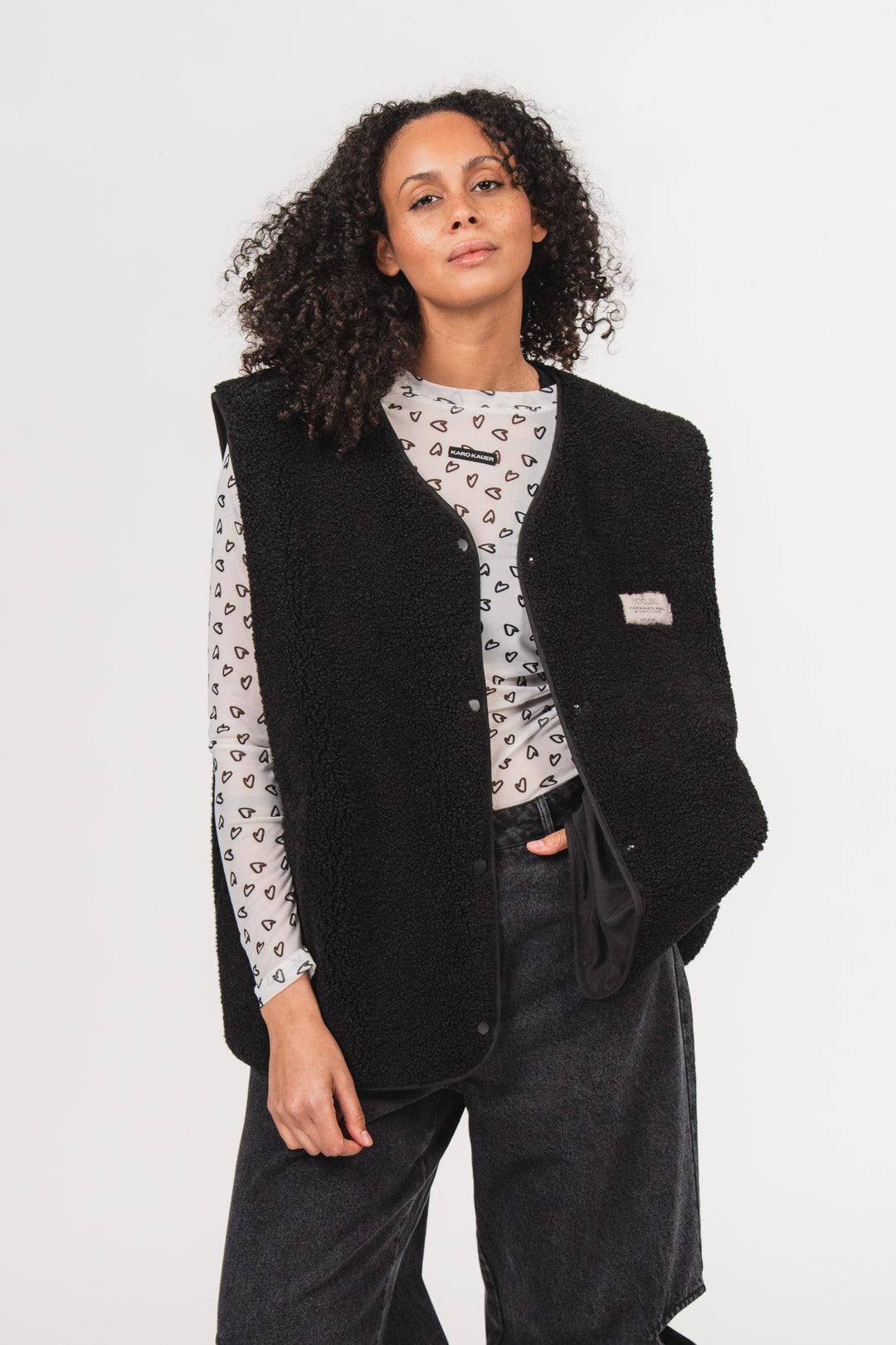 Teddy Vest Black – Kuschelige Weste mit Knöpfen | Karo Kauer Label