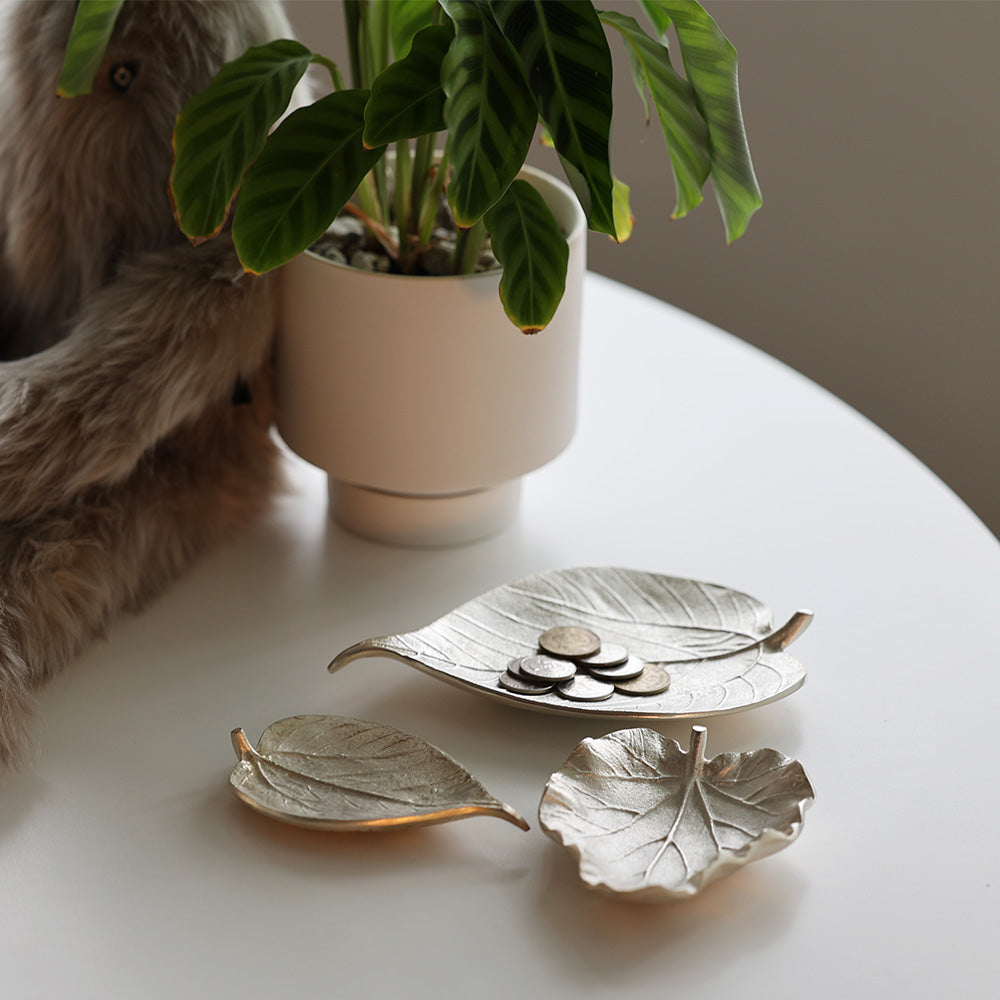 使い込むほど味わい深くなる、経年変化を楽しめるトレー LEAF TRAY