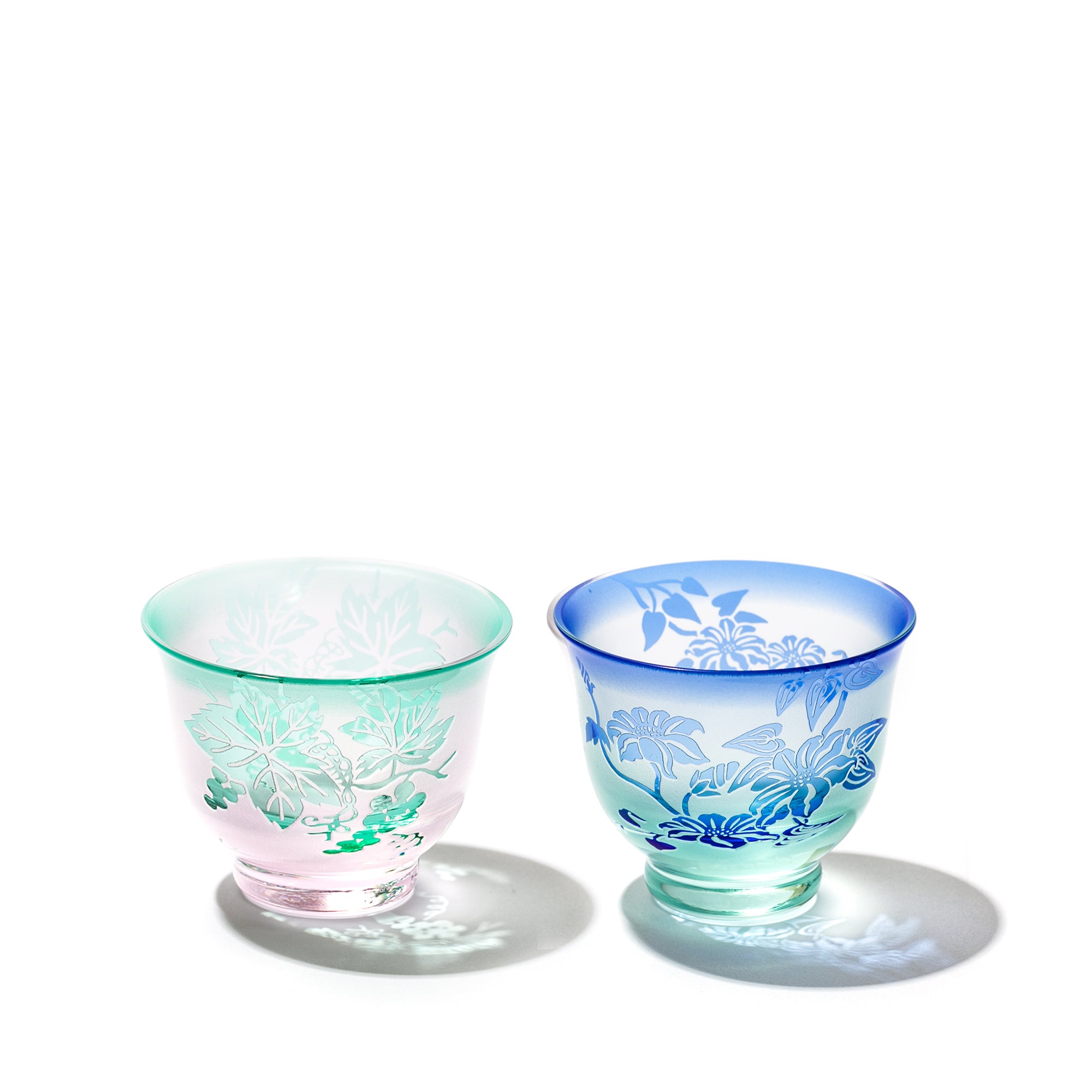 彫刻硝子 - 夢柄子 ぶどう紋・鉄線紋 ぐい呑 ペア ピンク/グリーン