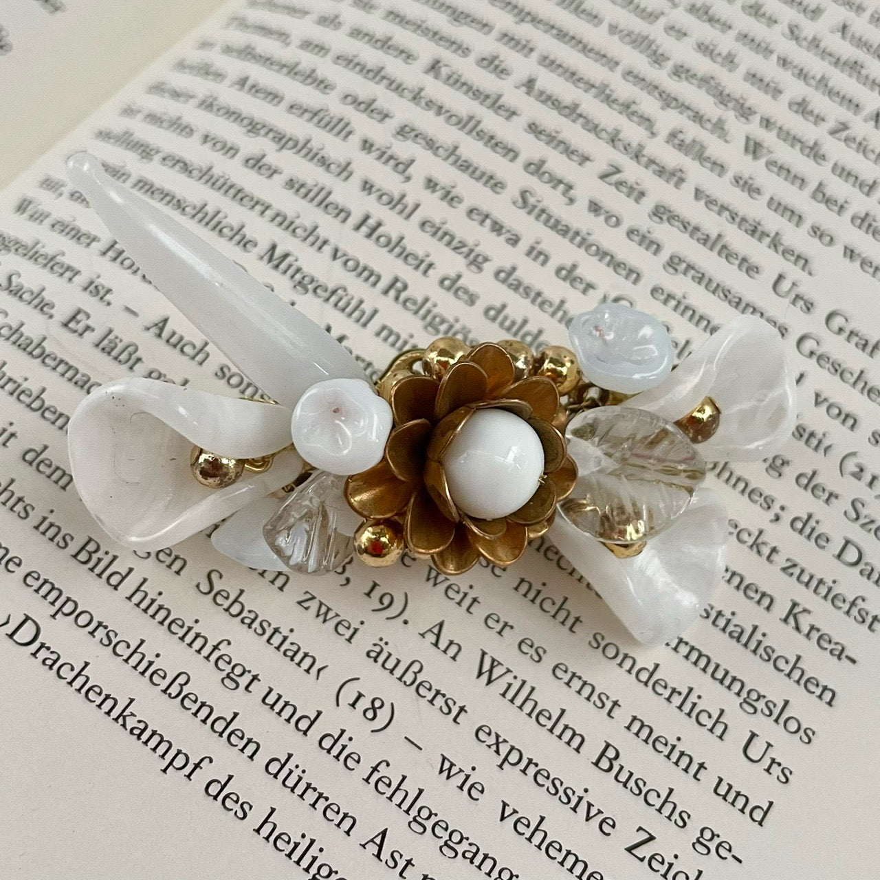 白いブローチ – 針玉屋ホビネット