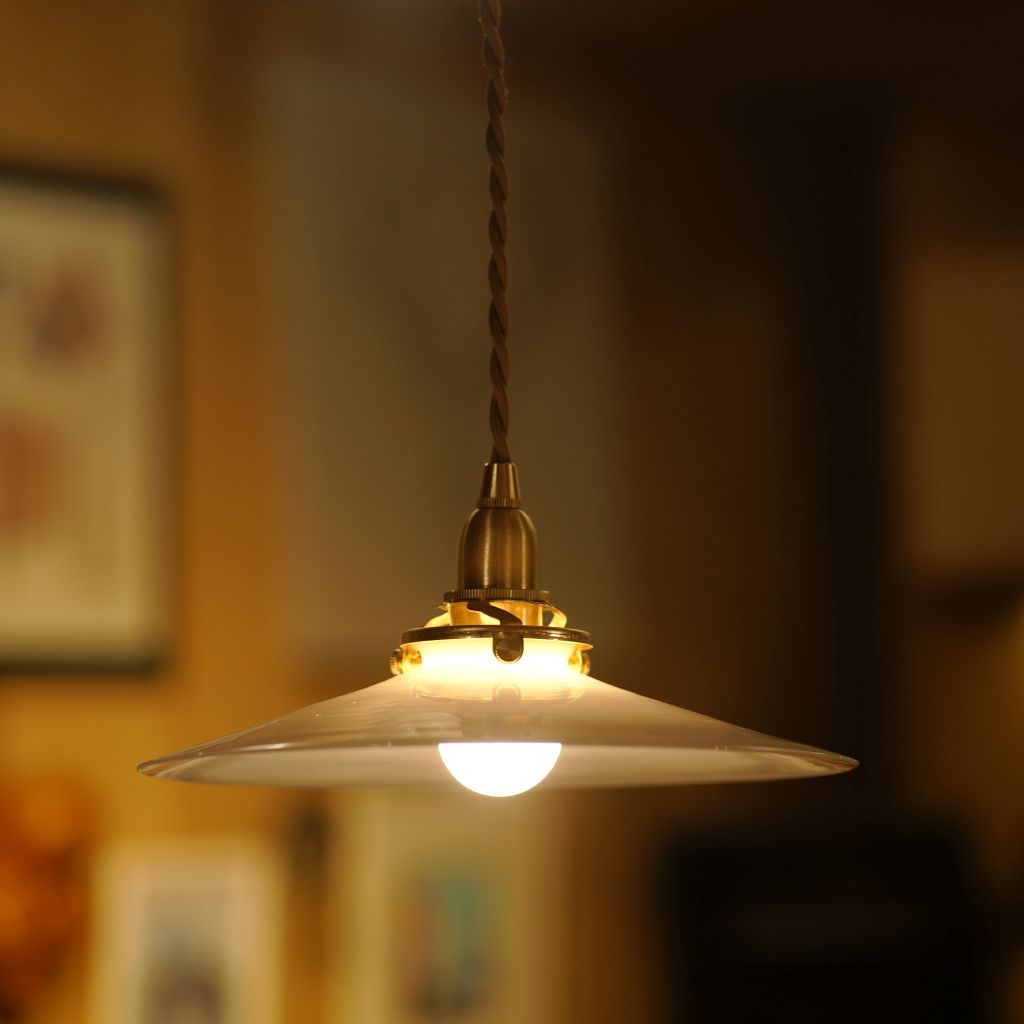 ミルクガラス｜ビンテージ・シェード｜ペンダントライト – アップ