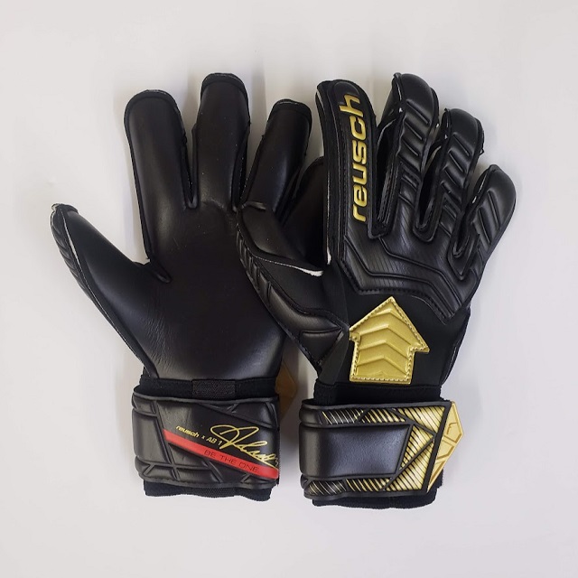 reusch ゴールキーパーグローブ | アトラクト AB1 - サンチスタ