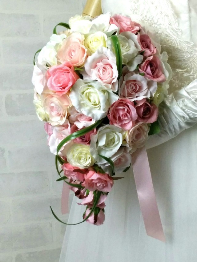 bca0022 ソフトピンク＆白薔薇＆パールレーンのセミキャスケードブーケ