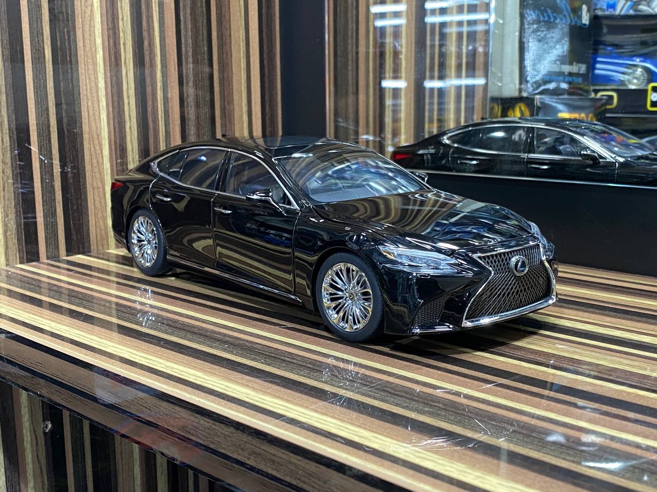 1/18 Diecast Lexus LS500h Black AUTOart Scale Model Car – dturman.com