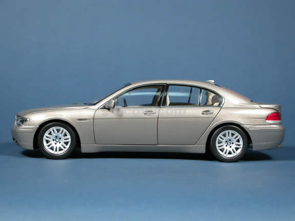 2004 BMW 745i diecast model car 1:18 scale die cast from Kyosho - Gold