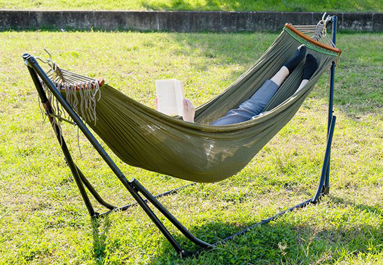 ベランダもキャンプ場も極上空間に！ハンモックチェアベージュアウトドア
