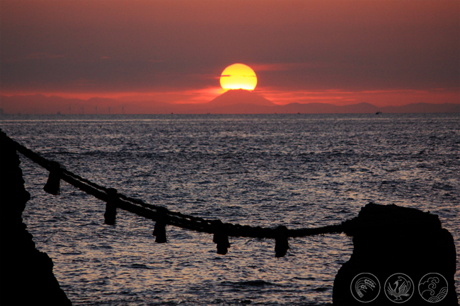 夫婦岩、日の出、富士山が一直線に 中日新聞で掲載 ｜ 日本紀行 TRAVEL