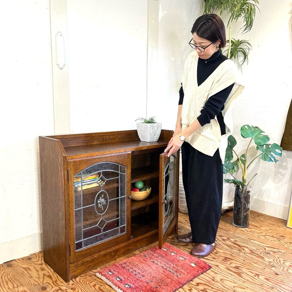 カントリーハウス 三越ブルージュ ステンドグラス扉のサイドボード