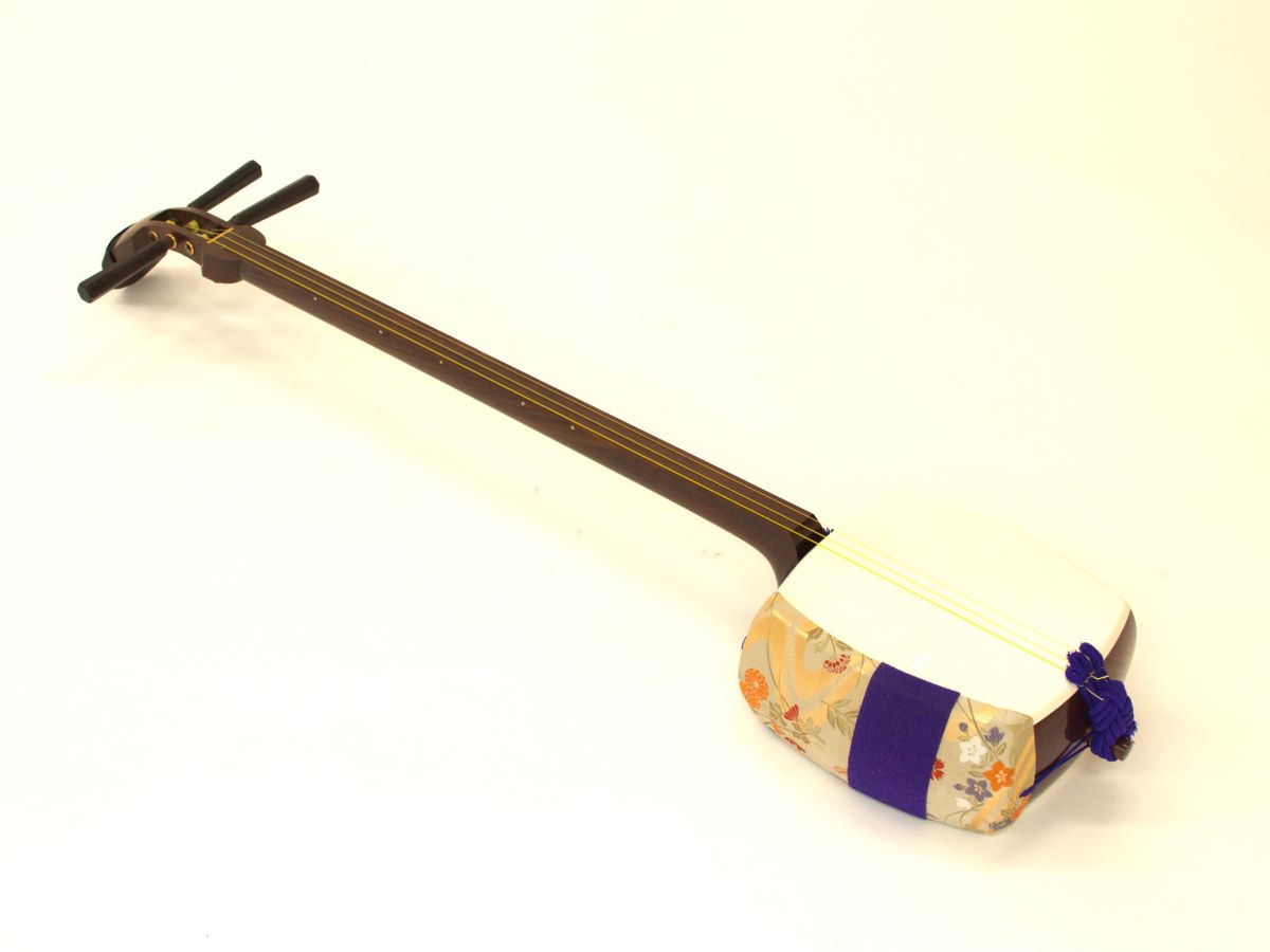 津軽三味線 金ほぞ 子持ち綾杉胴 トチ有 紅木 GP24 東さわり 犬皮 和