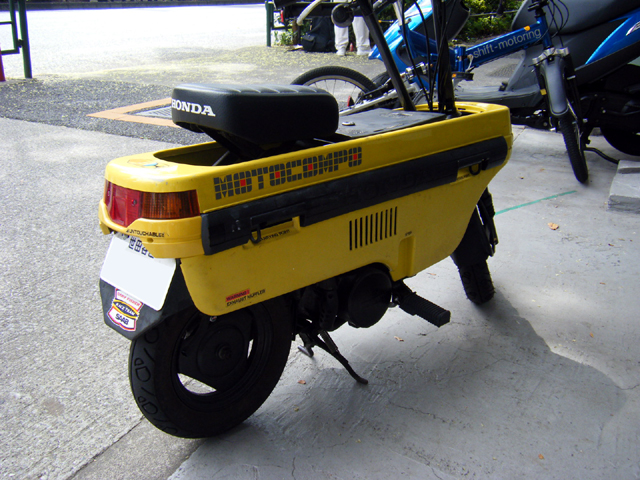ホンダモトコンポがお店にやってきました。希少色黄色！