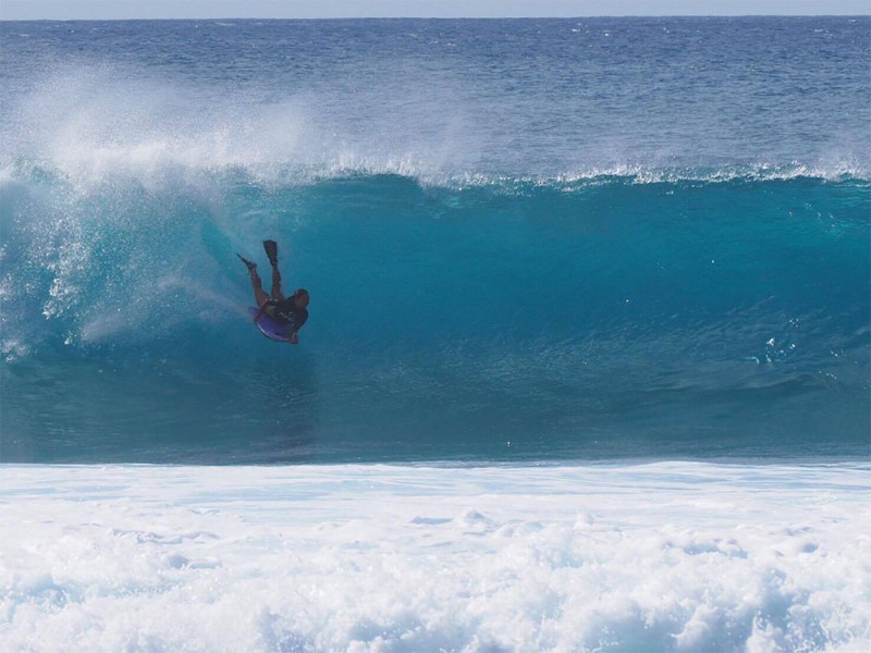 プロボディボード：鈴木彩加がハワイ、パイプラインで2連覇を達成