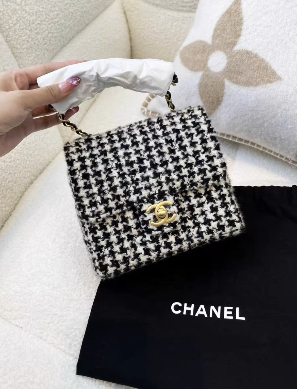 Chanel 22 black and white tweed square chain bag – Wararni.com