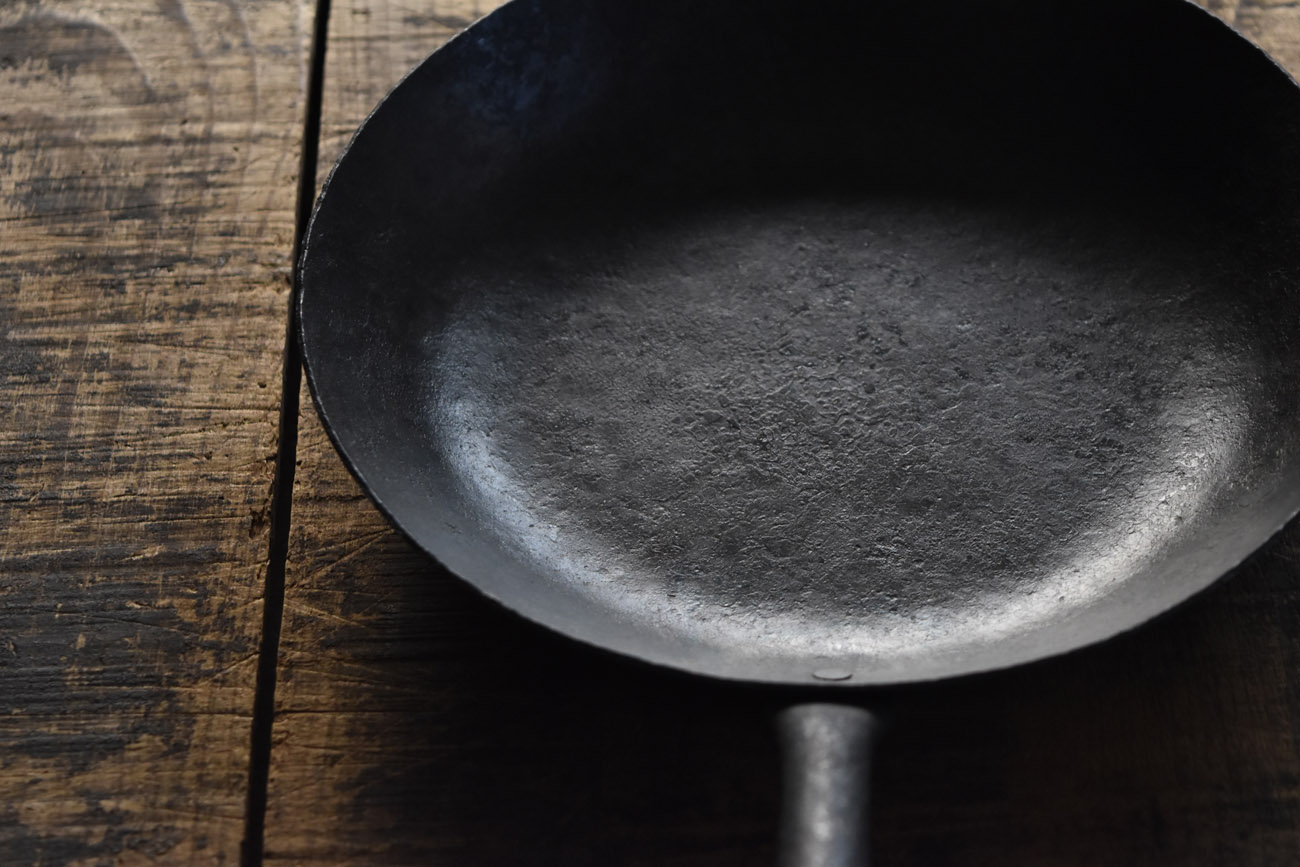 gallery yaichi | permanent artist | 成田理俊 | フライパン/Frying Pan