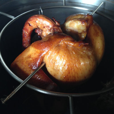 気分は北京ダック！丸鶏を炭火つるし焼豚釜で焼いてみた | 「炭火