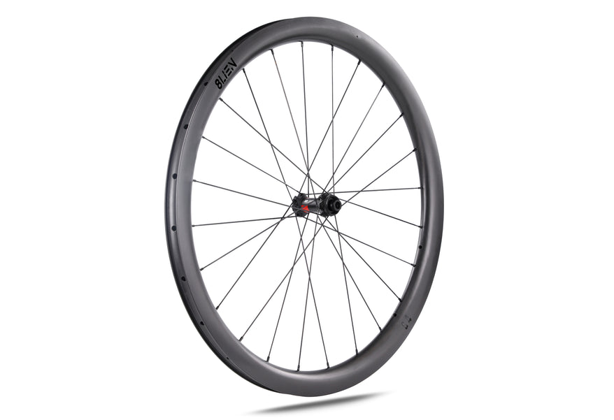 アドベンチャーライディングに最適な耐久性の高いカーボン製グラベル