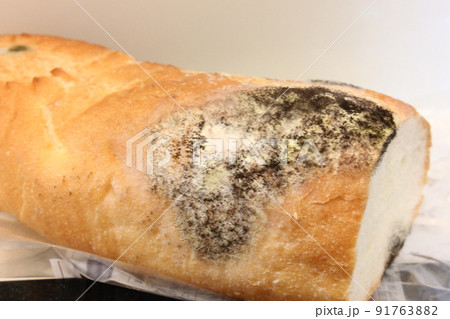 カビの生えたパンの写真素材 [91763882] - PIXTA