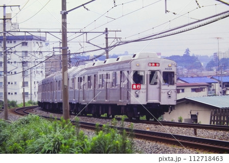 赤地の方向幕と赤い種別板の東急8000系、隔駅停車の急行、8035他、日吉