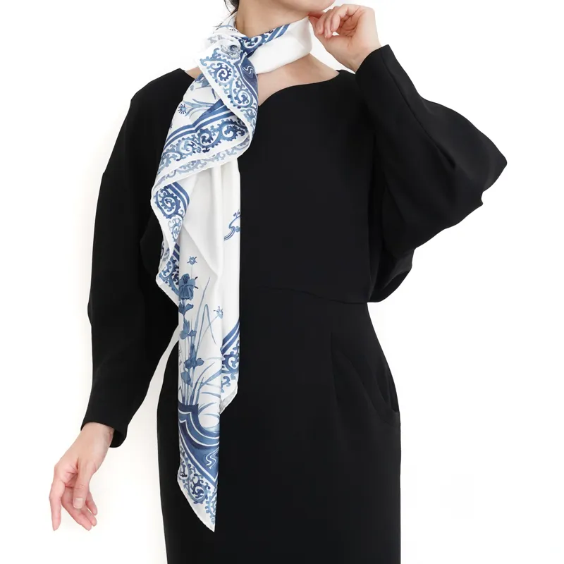 Mame Kurogouchi（マメ クロゴウチ） ハンドプリントシルクスカーフ