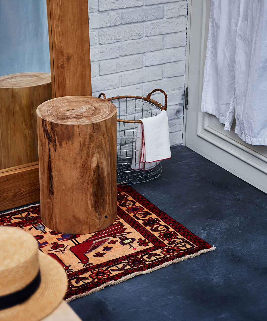 dareels（ダリールズ）SOLID STOOL ROUND｜チーク古材を贅沢に使った