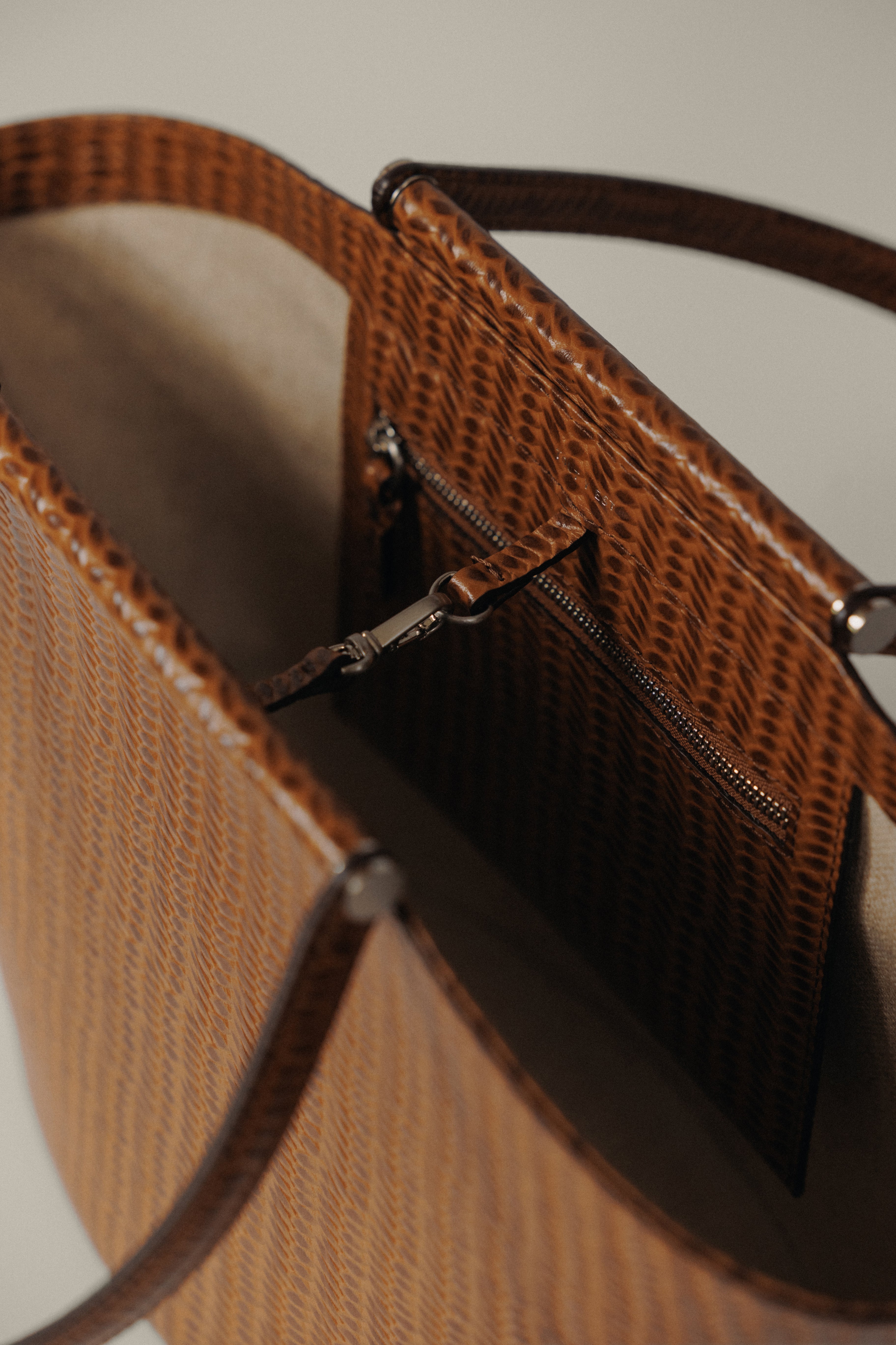 SAC ÉTIRÉ SMALL WEAVE BROWN – TOUT Y EST JP