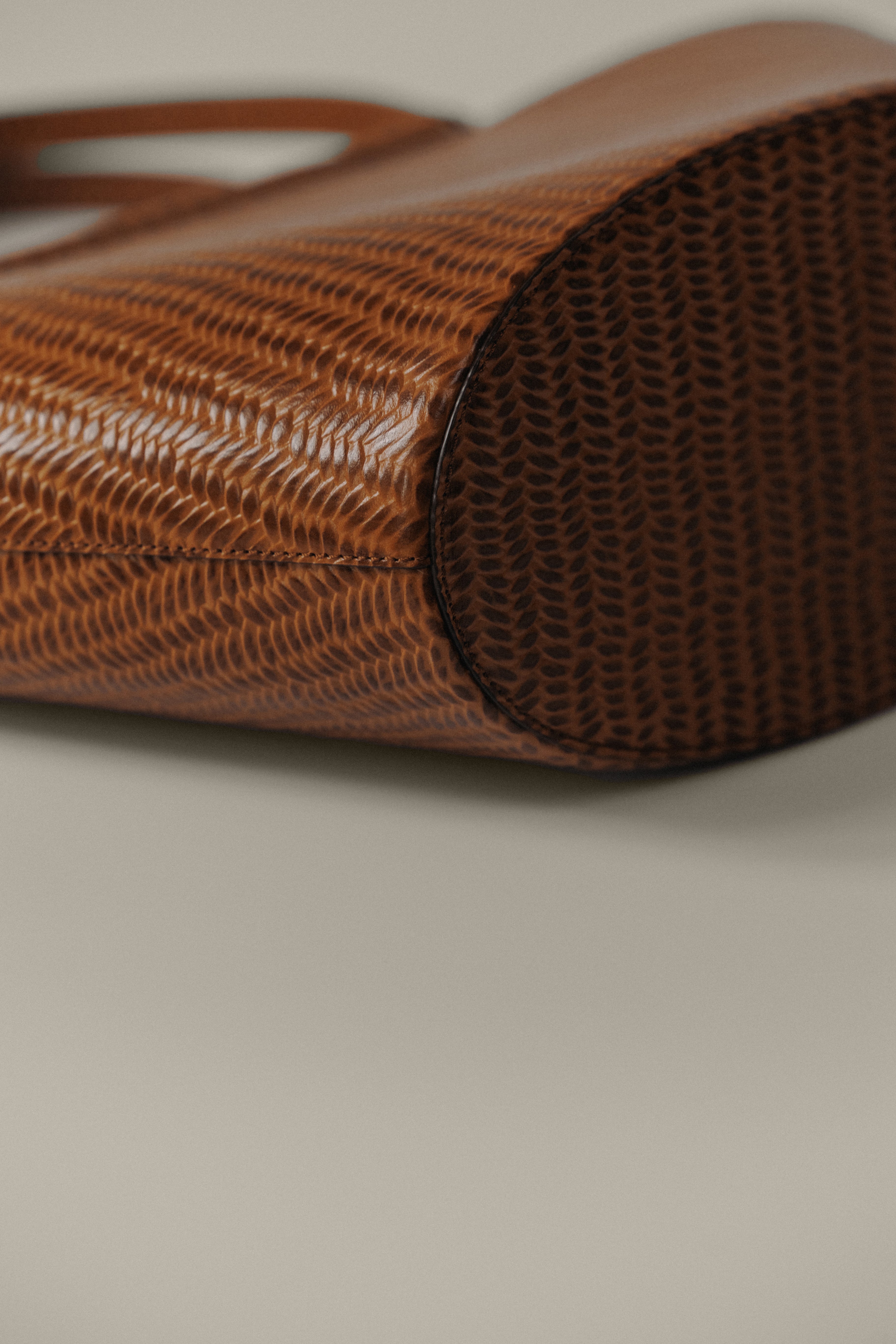 SAC ÉTIRÉ SMALL WEAVE BROWN – TOUT Y EST JP