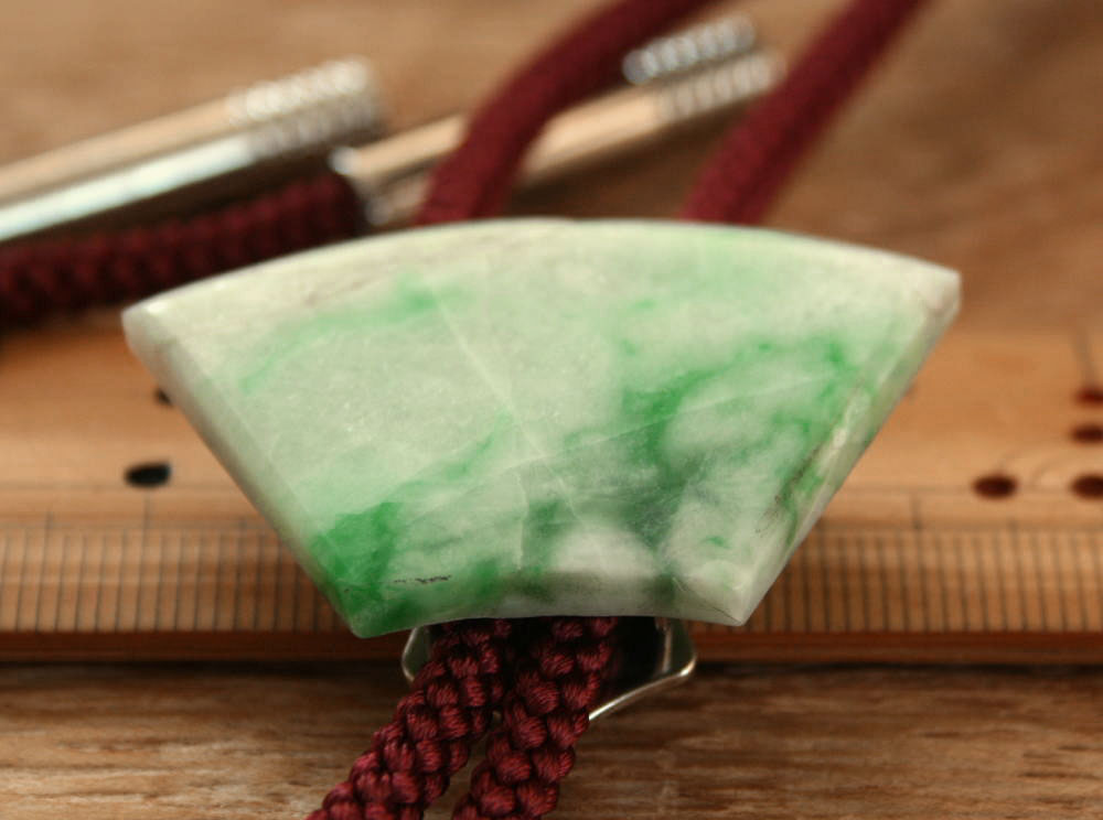 糸魚川翡翠♢勾玉浮かし彫りループタイ 楽天市場】 翡翠ループタイ