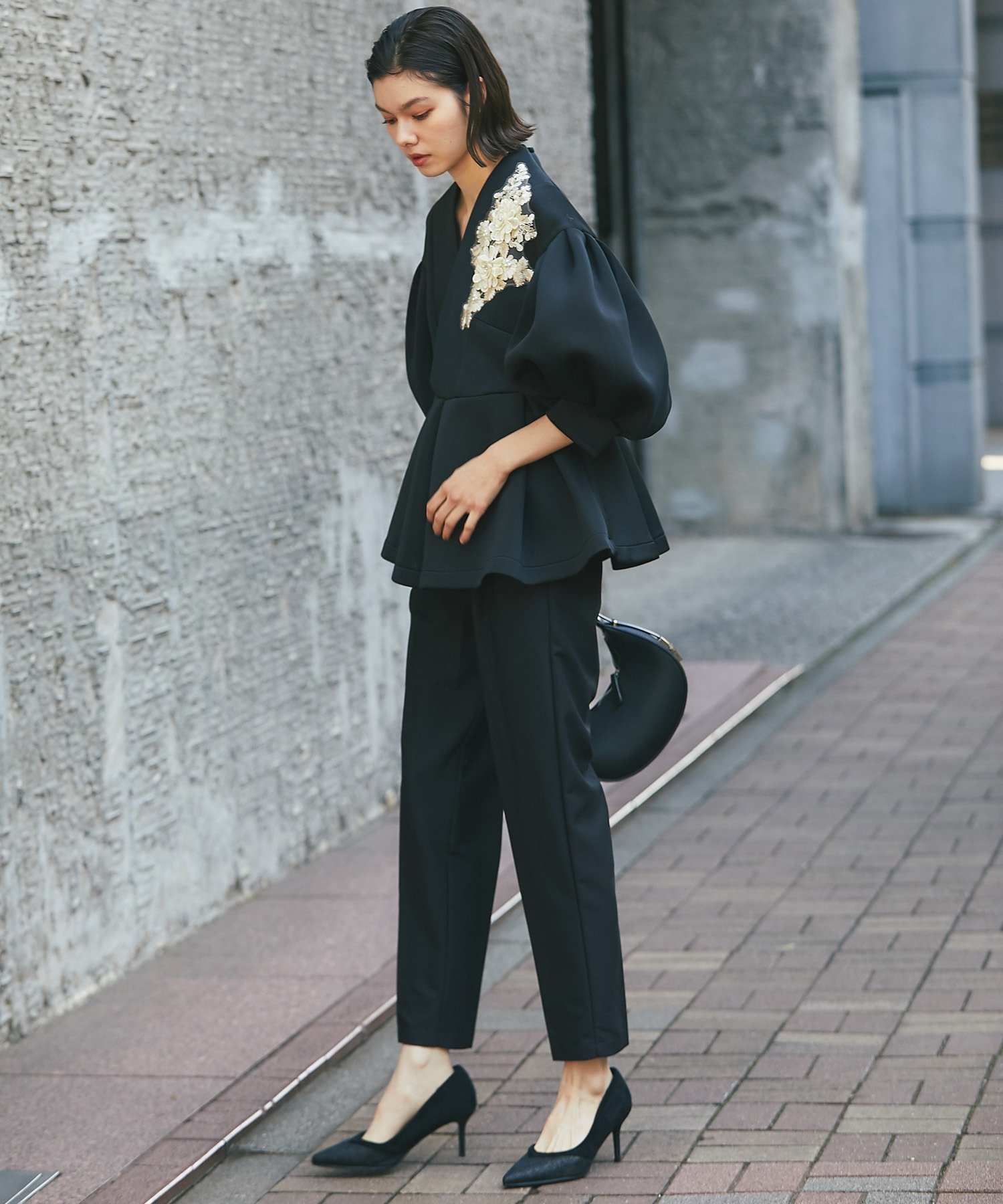 SMILE ORCHID｜花刺繍モチーフ付きペプラムトップス&テーパードパンツ