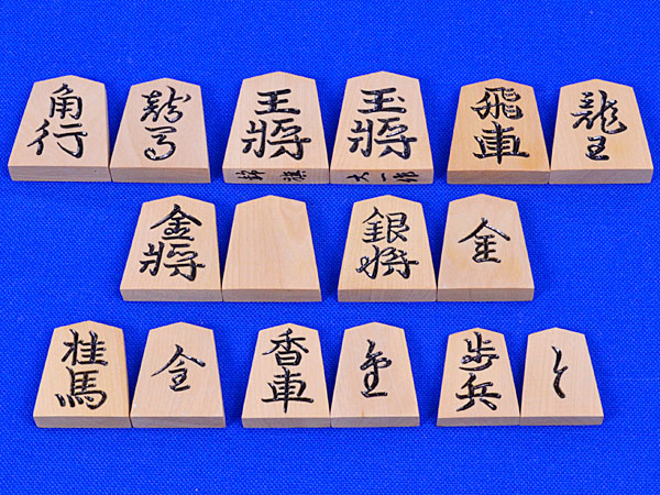 楽天市場】将棋駒 黄楊特上彫駒 錦旗書 駒箱付き ※指し味を楽しめる駒