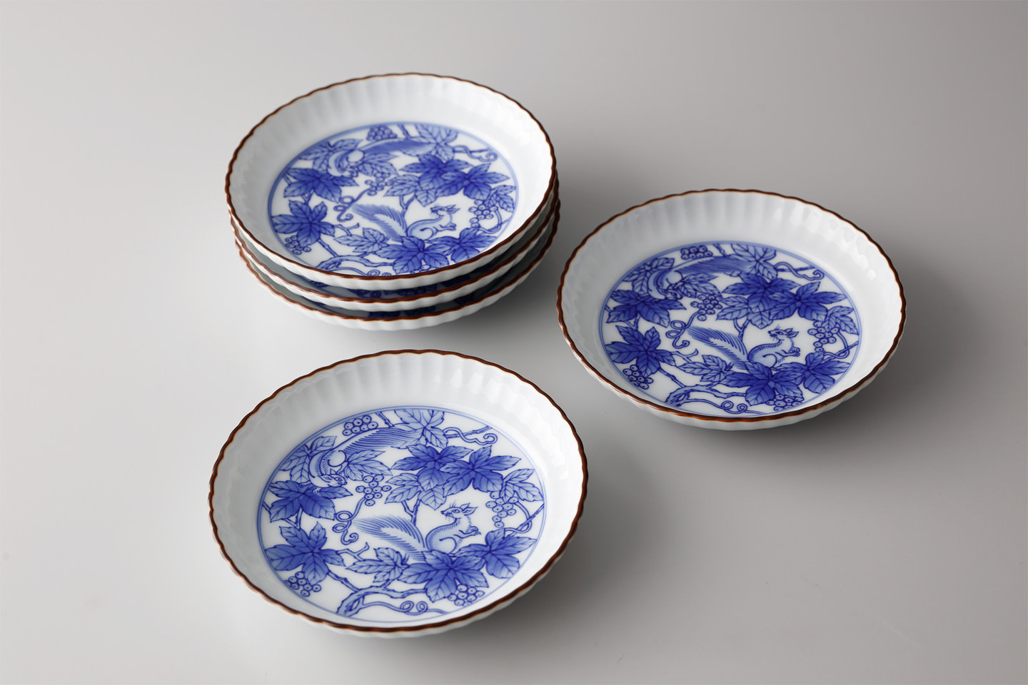 染付栗鼠葡萄文菊型銘々皿 | 辻精磁社