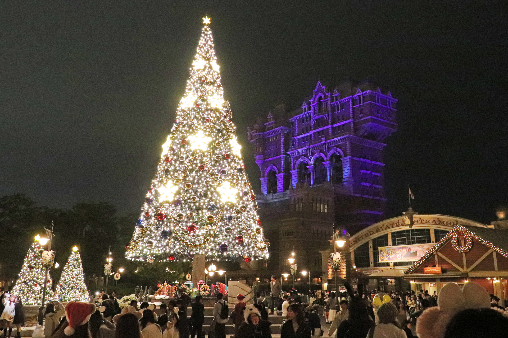 東京ディズニーシーのクリスマスは夜も必見！ 巨大ツリーの点灯の瞬間