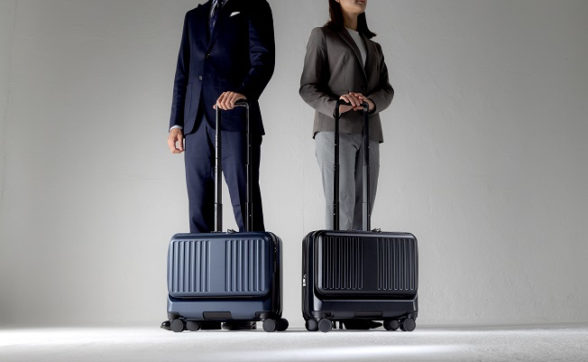 ANAオリジナルの横型キャリー。容量36L→42Lに拡張可、フロント