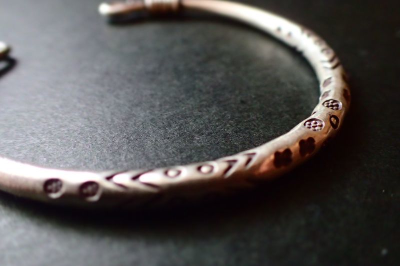 タイ北部の山岳に暮らすカレン族が制作したカレンシルバーバングル3