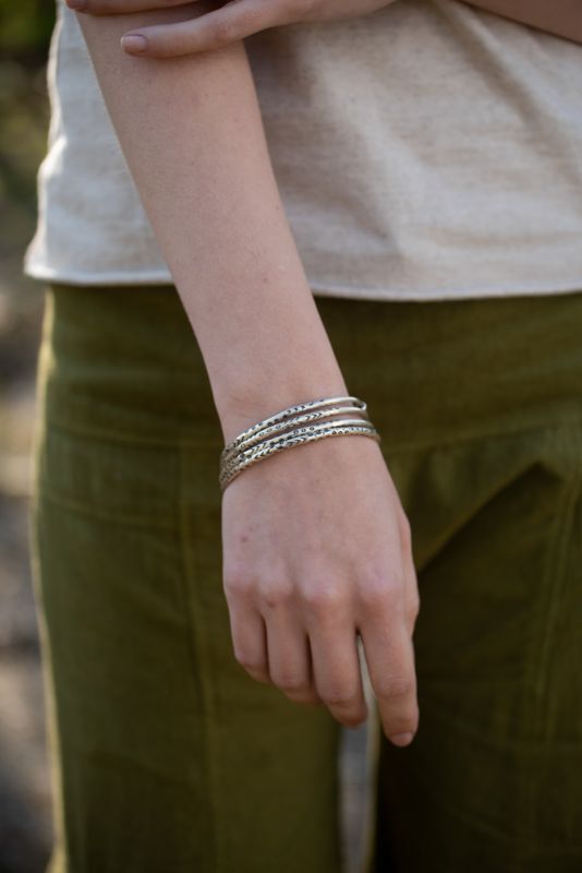 タイ北部の山岳に暮らすカレン族が制作したカレンシルバーバングル3