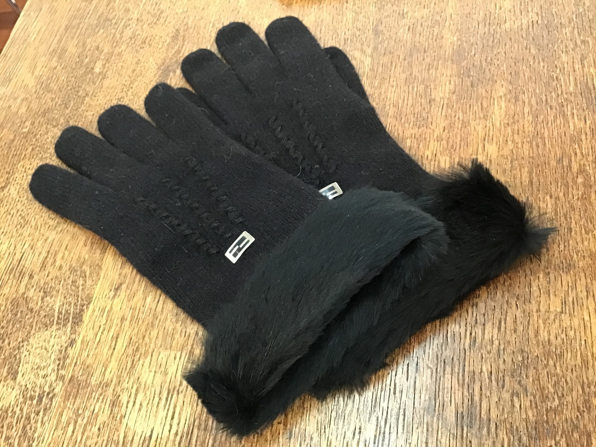 FENDI フェンディの手袋 – リサイクルブティック ウーボ