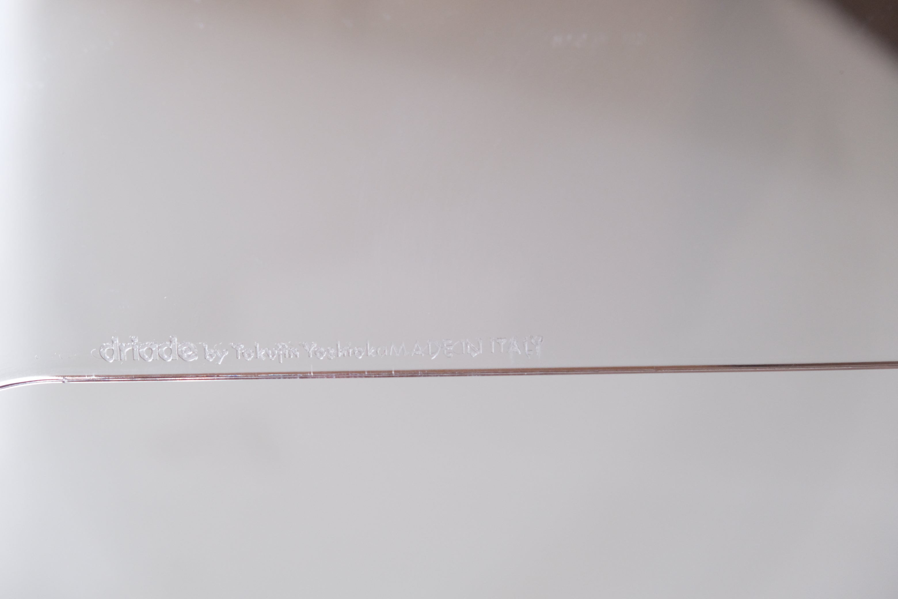 吉岡徳仁 KISS ME GOODBYE｜透明な詩学を纏うアームチェア｜Driade