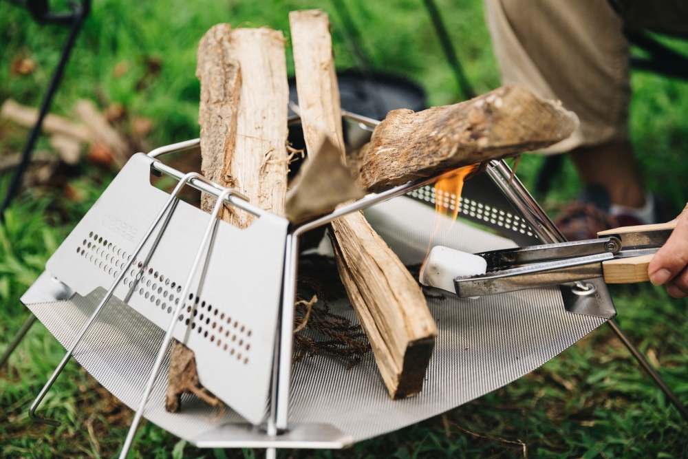 うわさのピラミッド型焚き火台。斬新設計に裏打ちされた機能性とは
