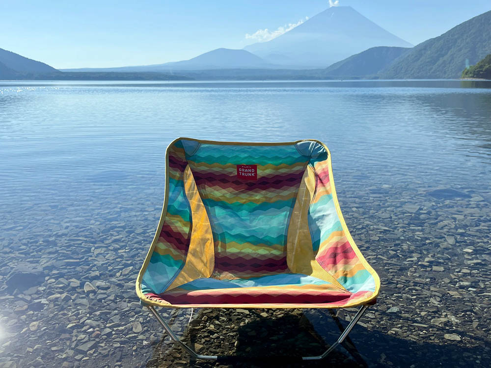 元祖コンパクトチェア「Alite」が復活！ あのユニークな2本脚チェア